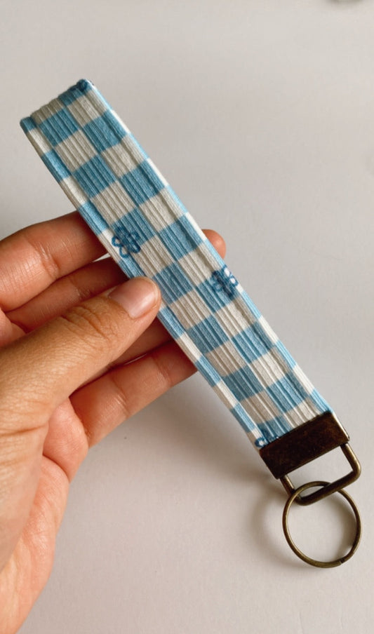 Blue Daisy Checkered Key Wristlet